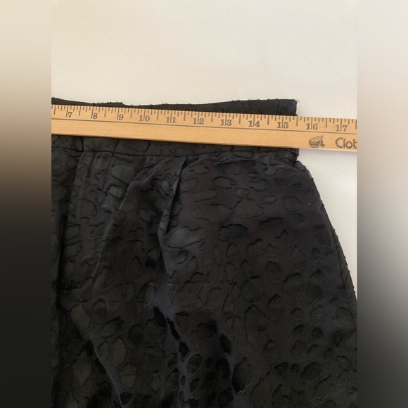 Good American Midnight Leopard
Burnout Shorts Size 3 - Picture 5 of 8